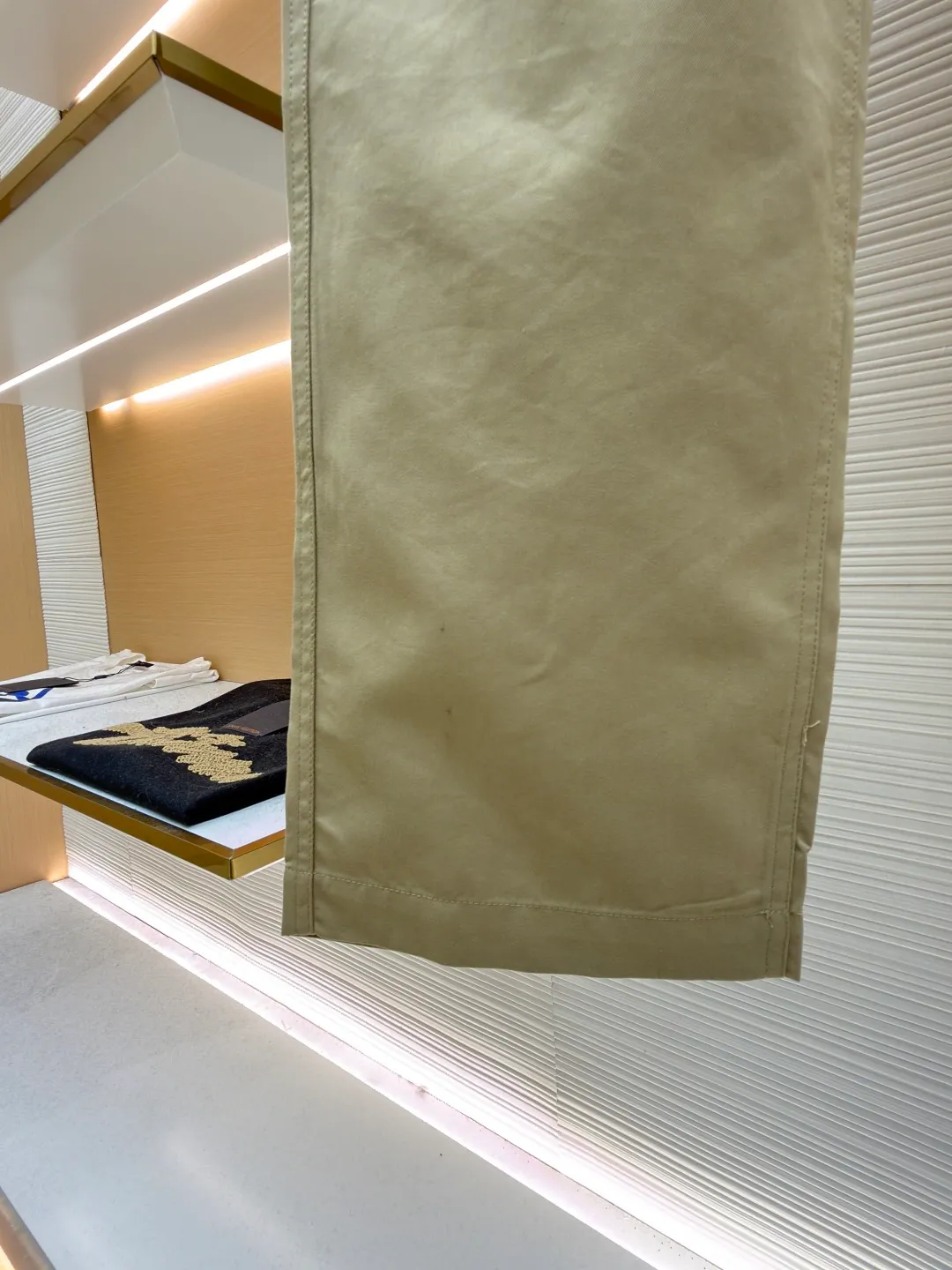 LOUIS VUITTON pocket embroidered work trousers ●Original version: Purchased and developed by 11318 ●Item number: 1681826-B50 ●Fabric: cotton twill fabric ●Technology: embroidery production ●Color: Khaki ●Version: Fitted version ●Weight: about 505 grams ●Size: 44-46-48-50 ●Description: The high cotton content ensures the fabric's excellent breathability, durability and classic workwear texture, while the twill weave gives it unique wear resistance and stiffness. The special fabric technology solves the pain points of tight and stiff traditional overalls; it provides greater freedom when moving, significantly improves wearing comfort and flexibility, and achieves a balance between function and comfort. The application of three-dimensional core-spinning embroidery technology in the pocket position is achieved by adding additional cotton thread or foam as the core material to the pattern filling layer, and then using embroidery thread to fully cover the embroidery. The logo pattern is significantly protruded from the surface of the fabric, forming a full three-dimensional effect. This process not only enhances the visual impact and tactile level, but also improves the wear resistance of the pocket area through the buffering effect of the core material, ensuring that the pattern can still remain crisp and not deformed in complex daily use, ensuring that the pattern is clear and durable, and injecting a sense of sophistication into the rugged workwear style. Diversified pocket system combines workwear functionality with sophistication. The flap cargo pockets on both sides are a signature element, and their flap design prevents items from falling and enhances the visual three-dimensionality. Italian style pockets provide simple side storage. The overall wiring is straight and delicate, the fabric is comfortable and soft, and the color is consistent without color difference. It can be matched with the same style to create a fashionable look and control various occasions. Customized accessories, complete with three standards, same style for men and women!